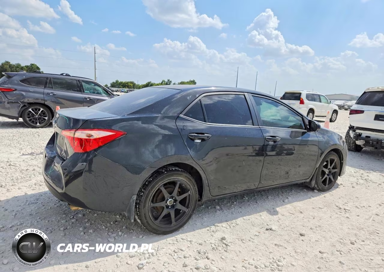 2018 Toyota Corolla Le VIN:5YFBURHE9JP805987 - 3