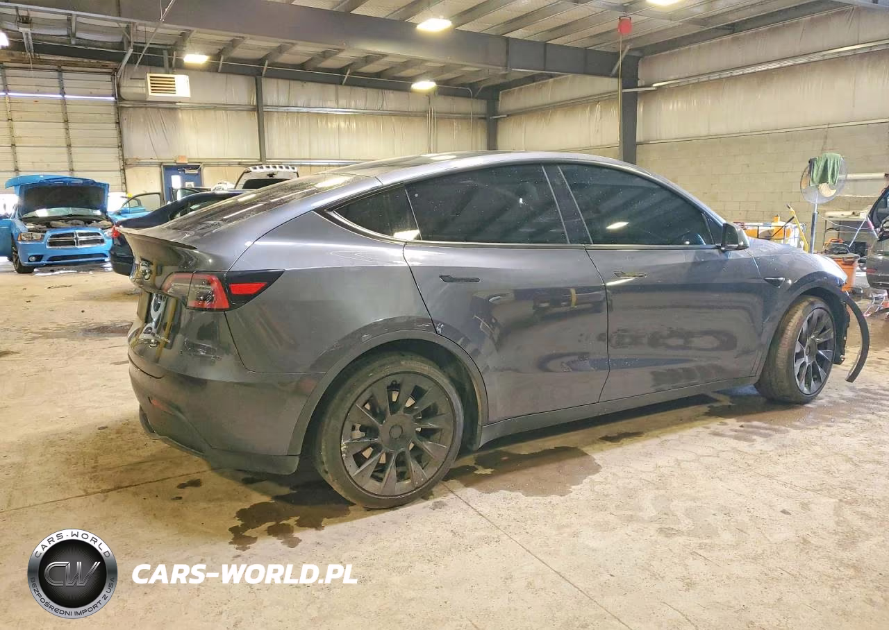 2021 Tesla Model Y VIN:5YJYGAEEXMF263046 - 3