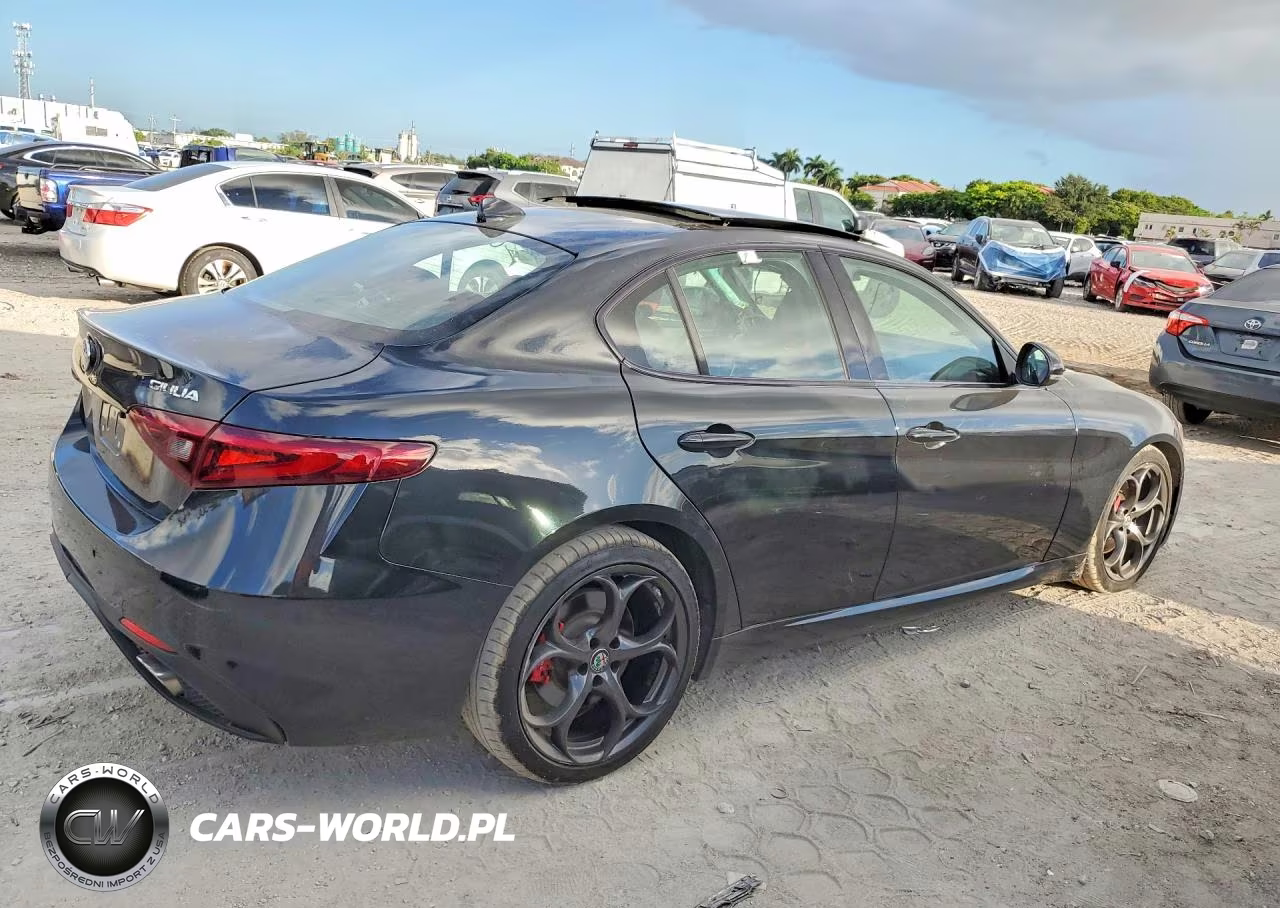 2017 Alfa Romeo Giulia Ti VIN:ZARFAECN9H7539933 - 3