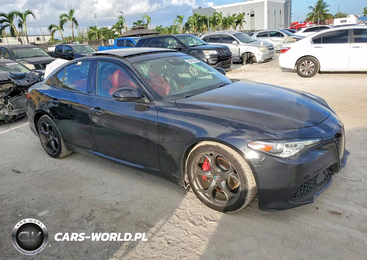 2017 Alfa Romeo Giulia Ti VIN:ZARFAECN9H7539933 - 4