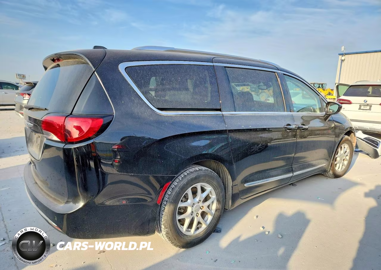 2020 Chrysler Pacifica Touring L VIN:2C4RC1BGXLR284844 - 3