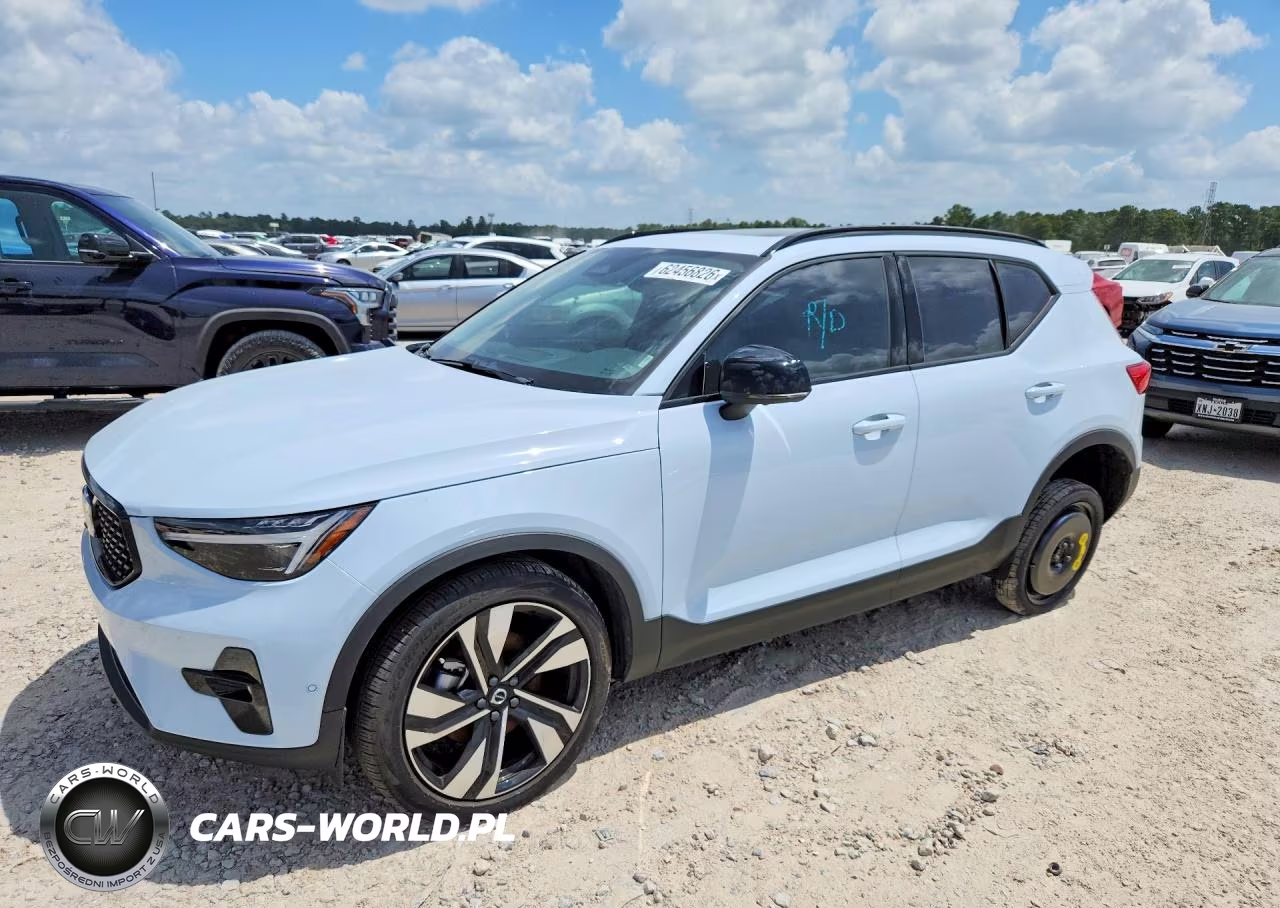 2025 Volvo Xc40 B5 Plus Dark Theme – zdjęcie 1 z 12