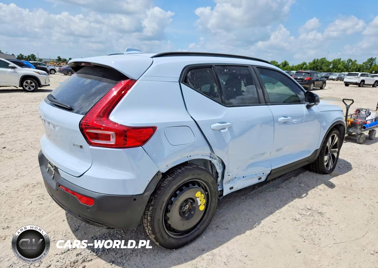 2025 Volvo Xc40 B5 Plus Dark Theme VIN:YV4L12UC5S2537901 - 3