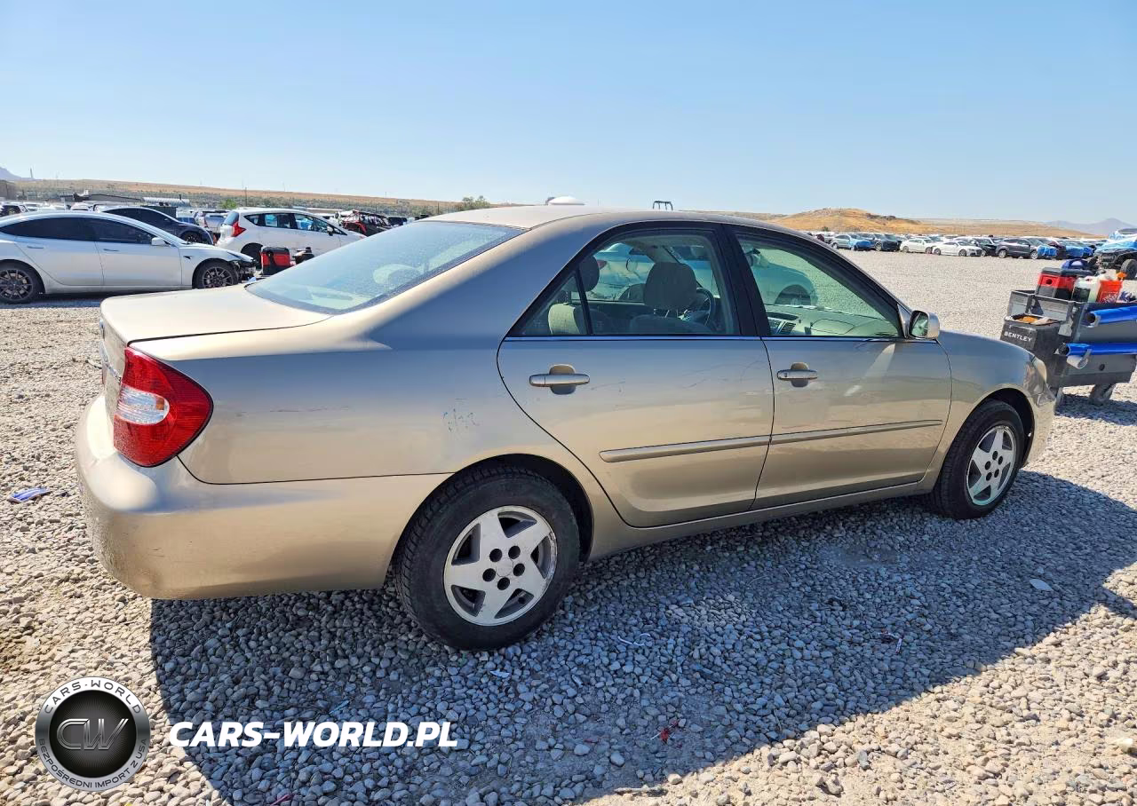 2004 Toyota Camry Le VIN:JTDBE32K640266932 - 3