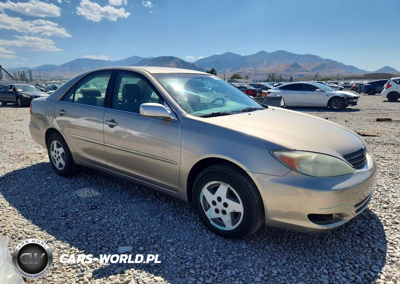 2004 Toyota Camry Le VIN:JTDBE32K640266932 - 4