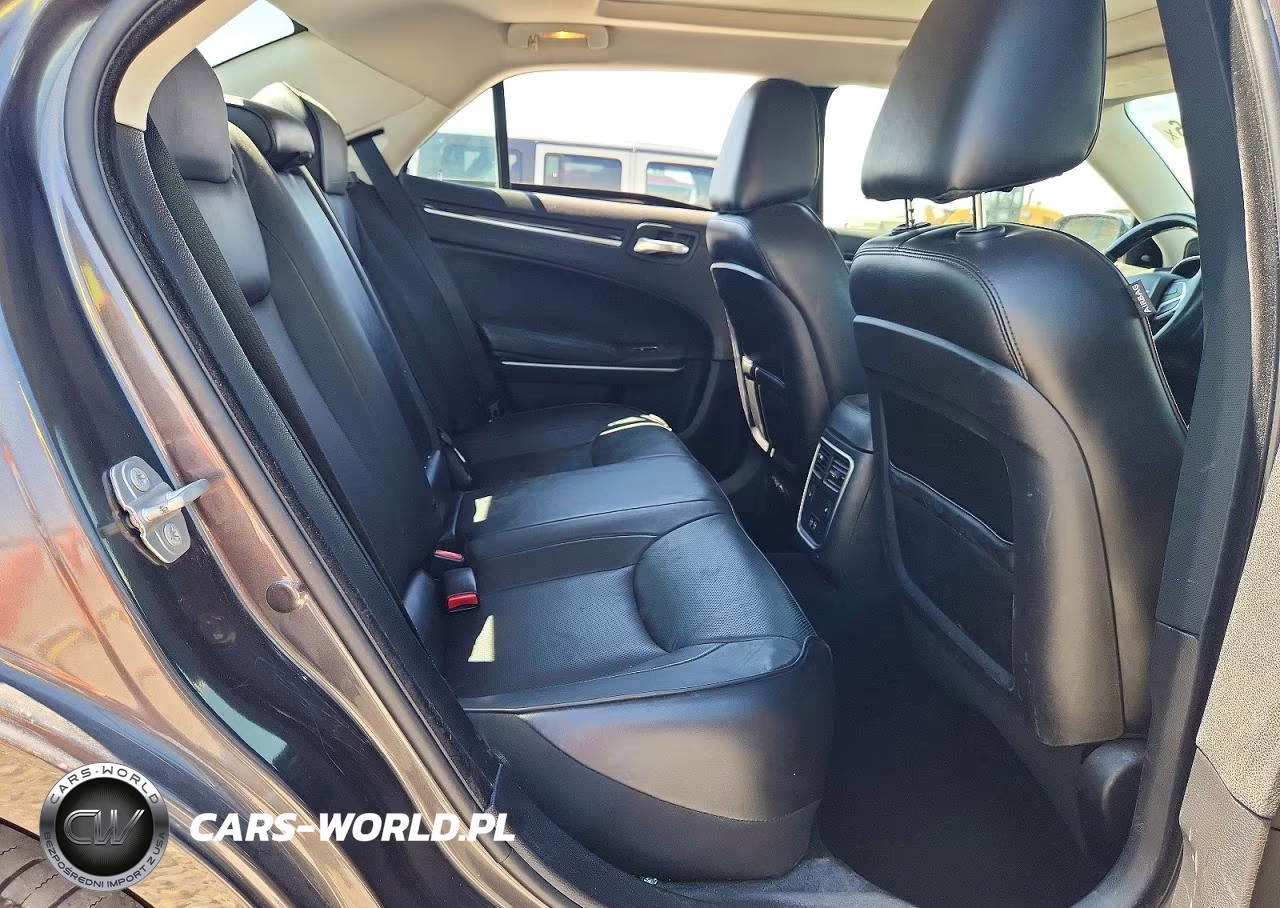 2019 Chrysler 300 Limited VIN:2C3CCAKG0KH560298 - 10