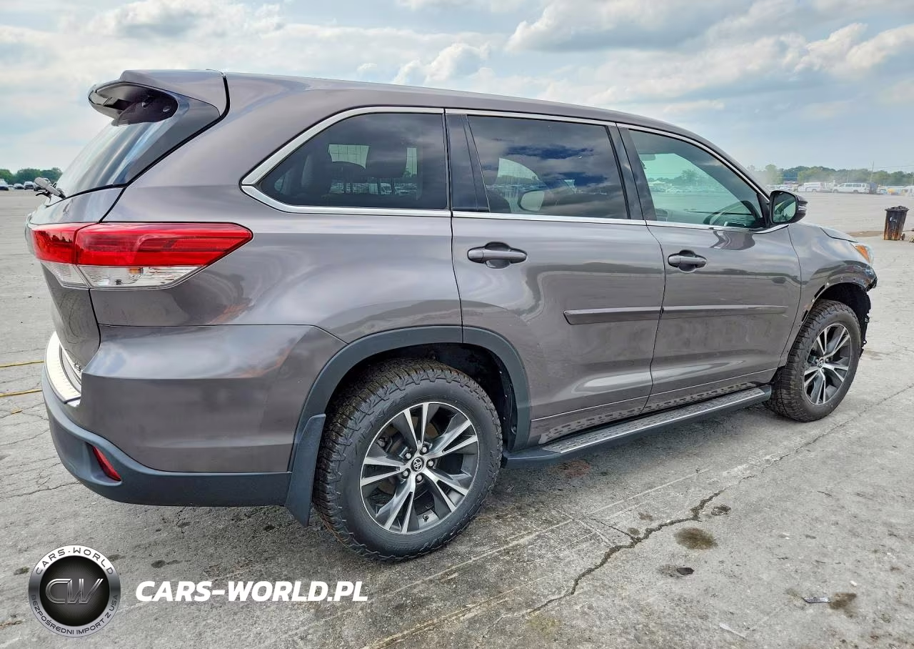 2018 Toyota Highlander Le Plus VIN:5TDBZRFH5JS812280 - 3