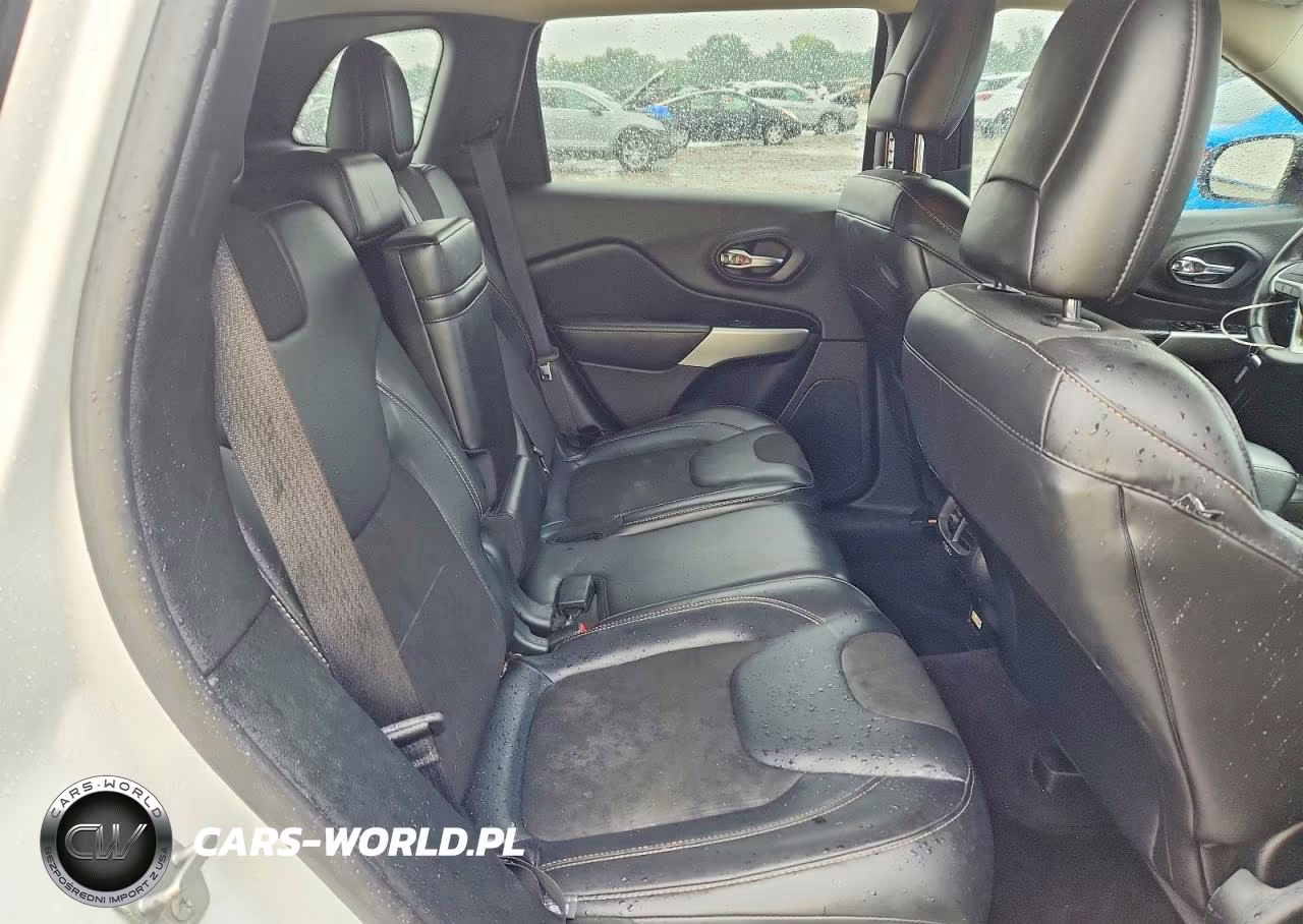 2018 Jeep Cherokee Latitude Plus VIN:1C4PJLLXXJD580700 - 10