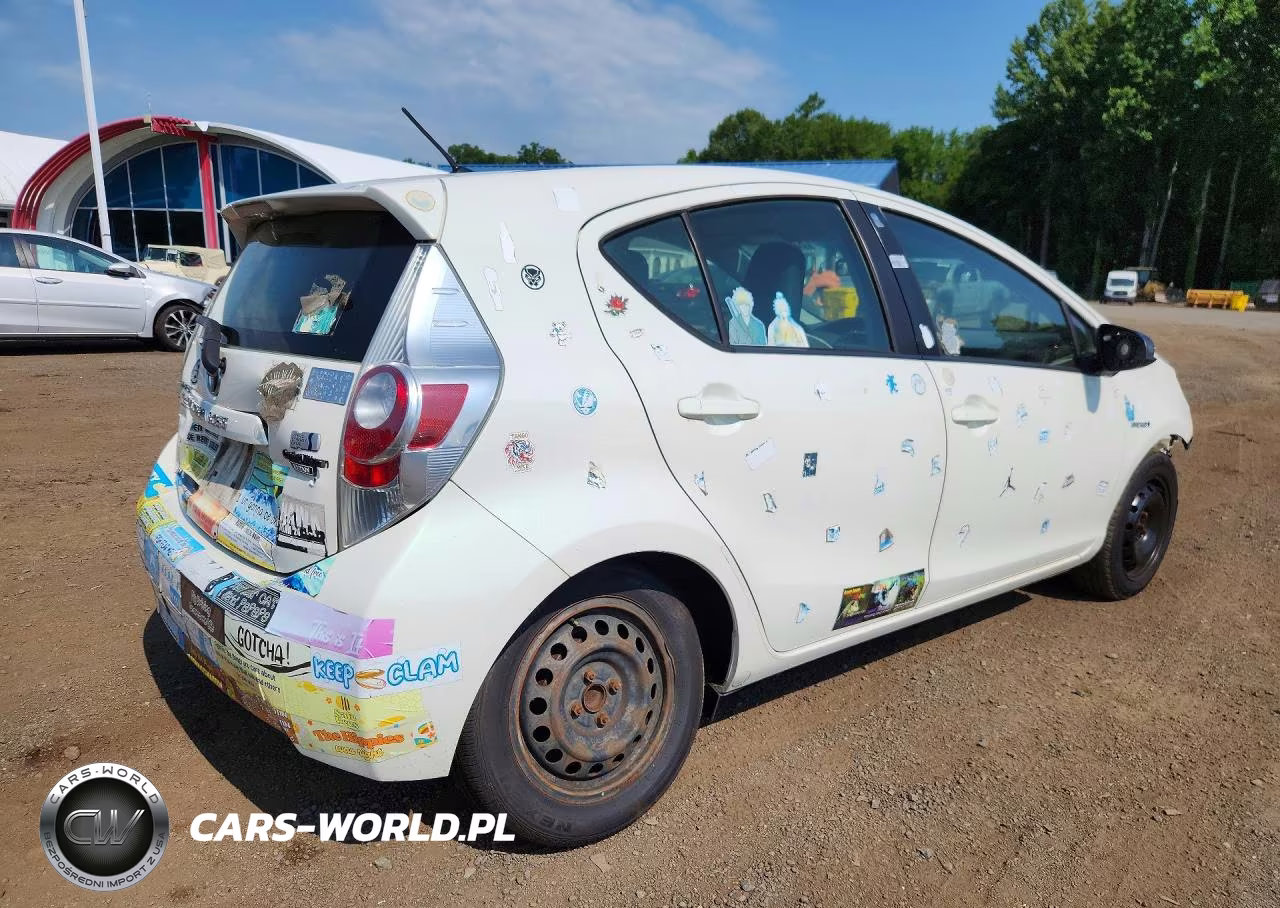 2013 Toyota Prius C One VIN:JTDKDTB35D1045733 - 3
