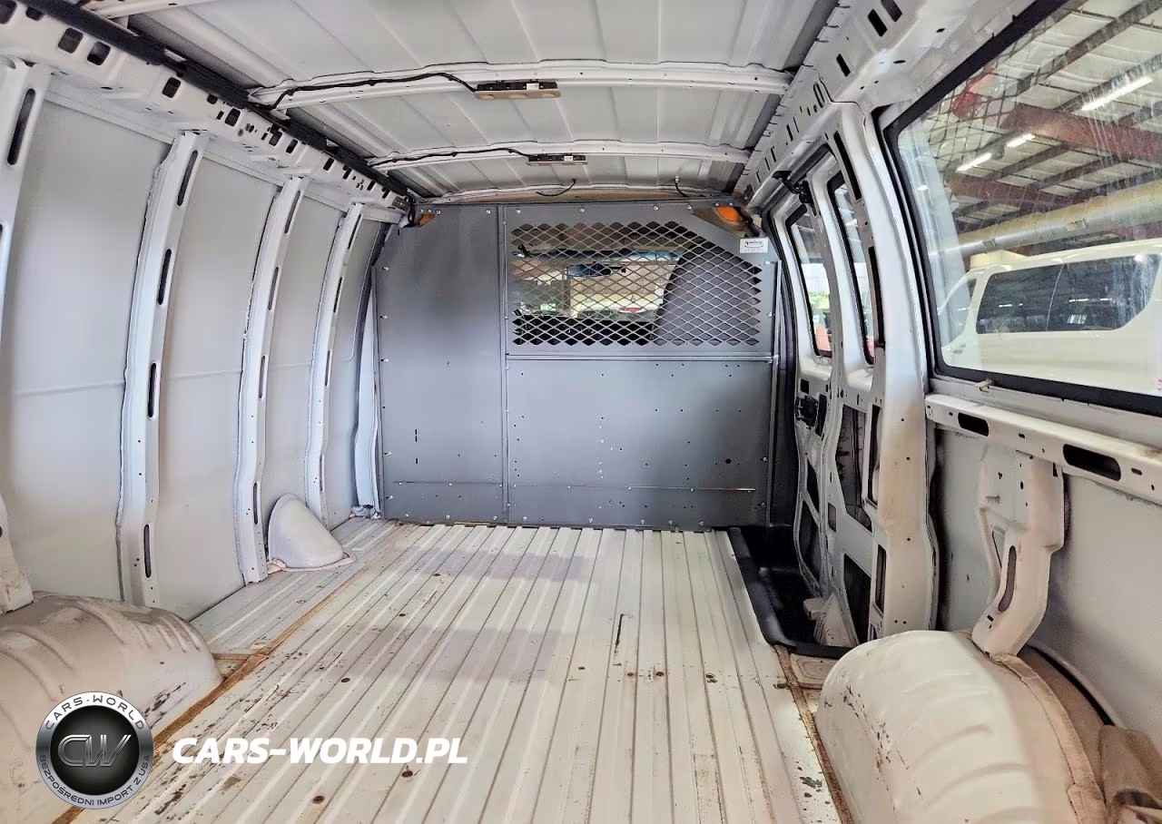 2015 Chevrolet Express G2500 VIN:1GCWGFCB0F1260519 - 10