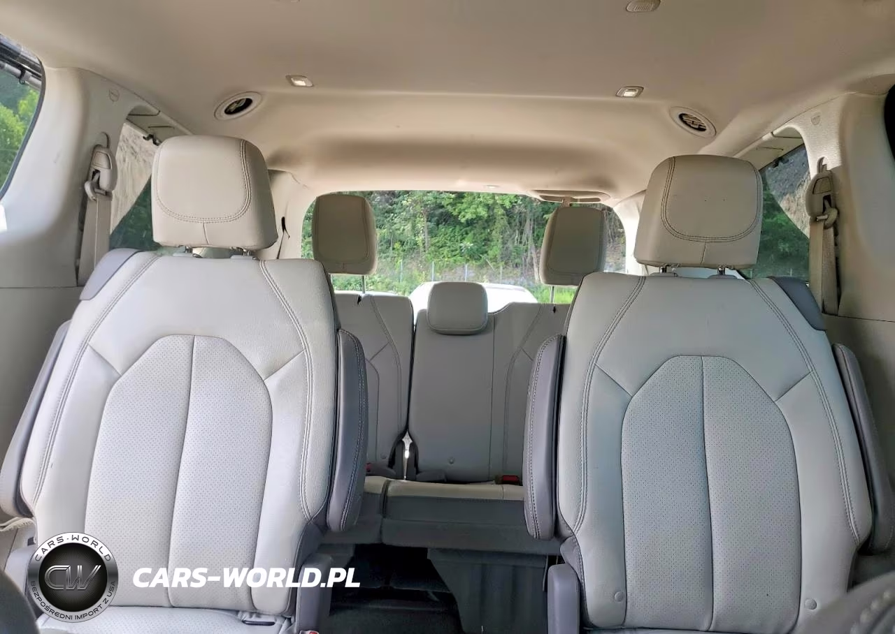2018 Chrysler Pacifica Touring L Plus VIN:2C4RC1EG7JR114014 - 10
