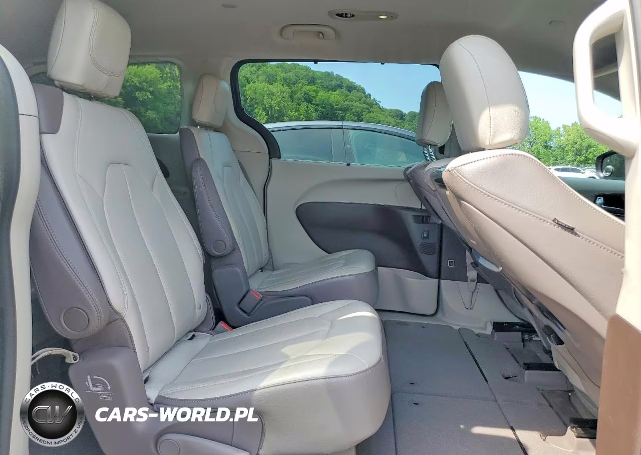 2018 Chrysler Pacifica Touring L Plus VIN:2C4RC1EG7JR114014 - 11