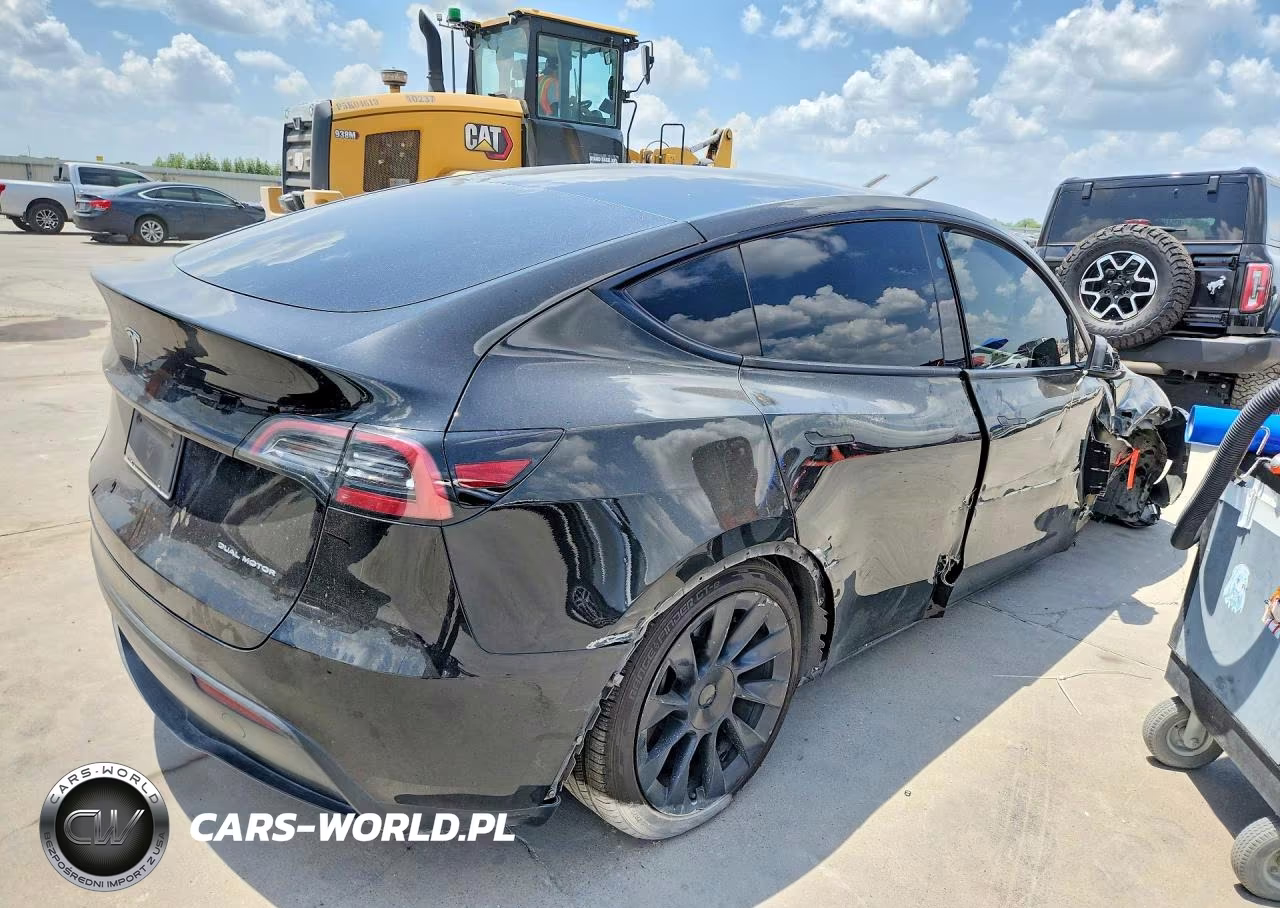 2023 Tesla Model Y VIN:7SAYGAEE8PF832113 - 3