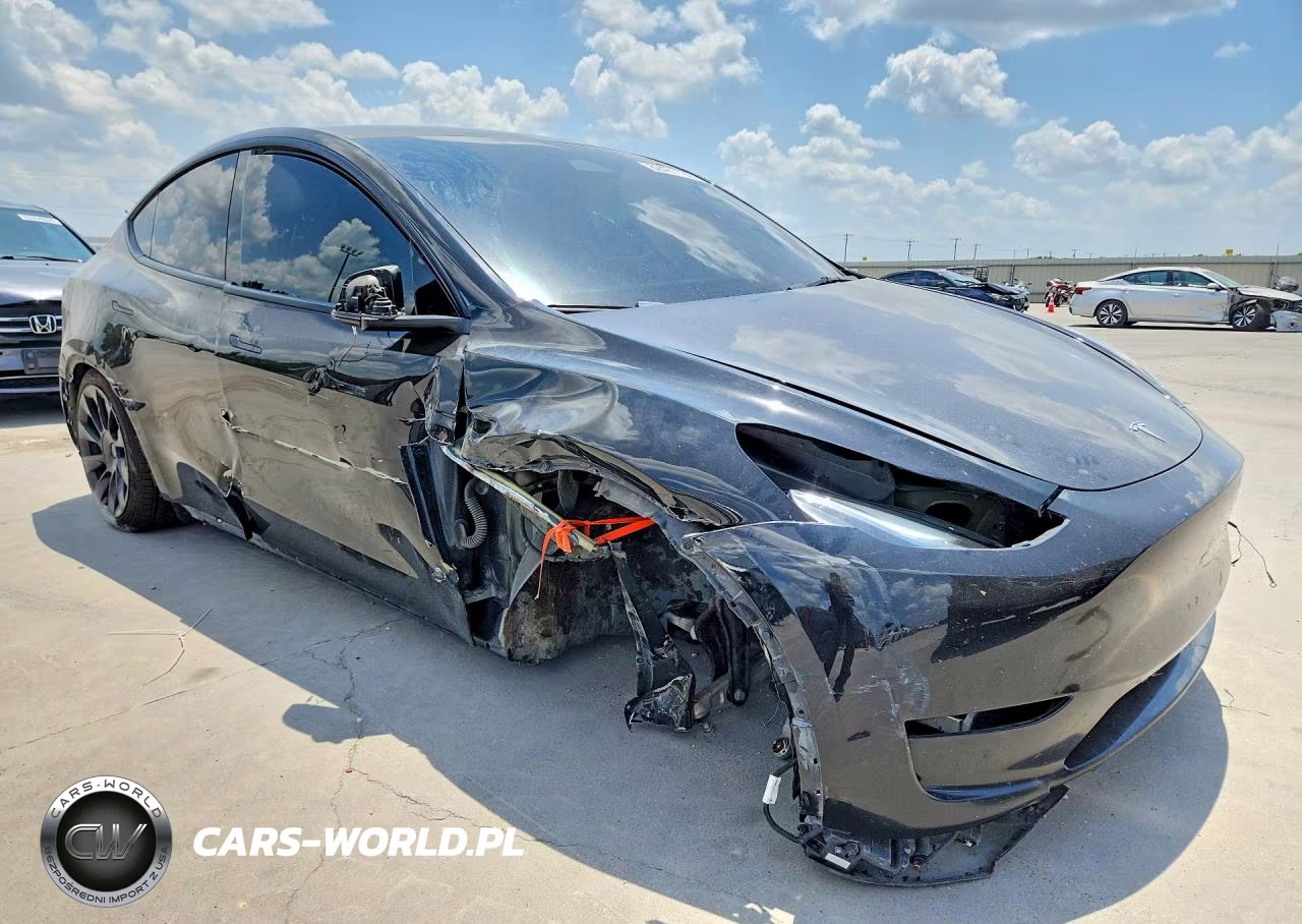 2023 Tesla Model Y VIN:7SAYGAEE8PF832113 - 4