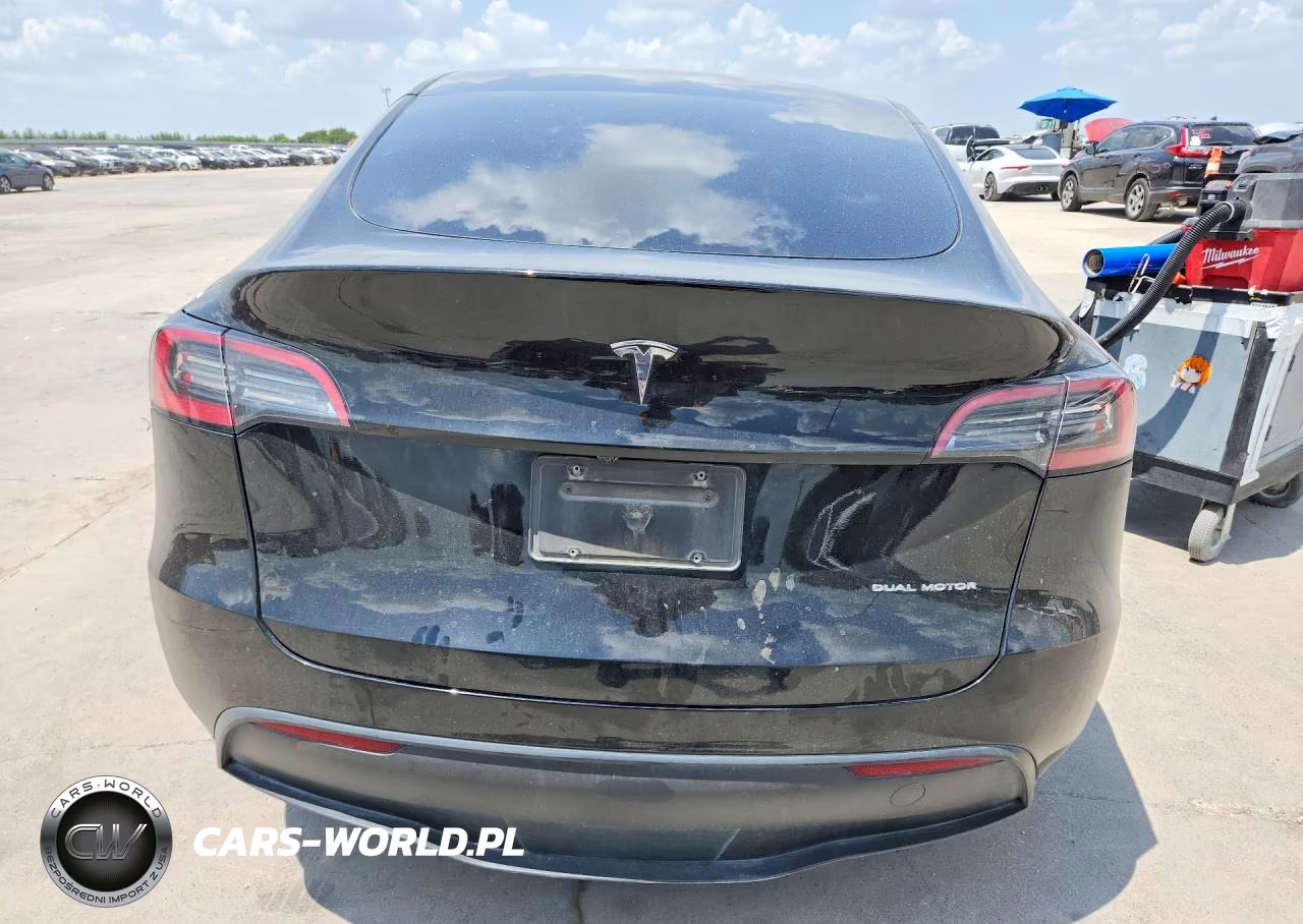 2023 Tesla Model Y VIN:7SAYGAEE8PF832113 - 6