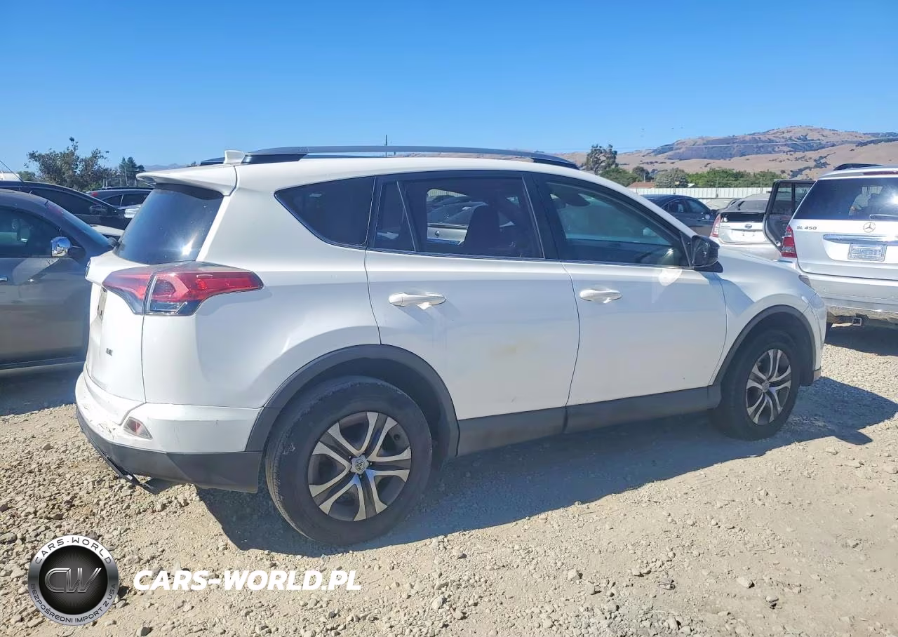 2018 Toyota Rav4 Le VIN:JTMZFREVXJJ167881 - 3