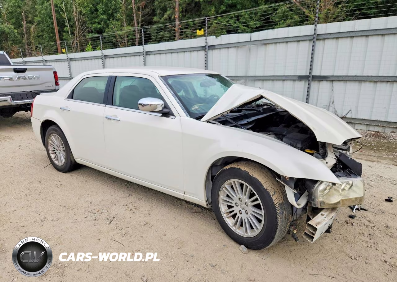 2010 Chrysler 300 Touring VIN:2C3CA4CD2AH104507 - 4