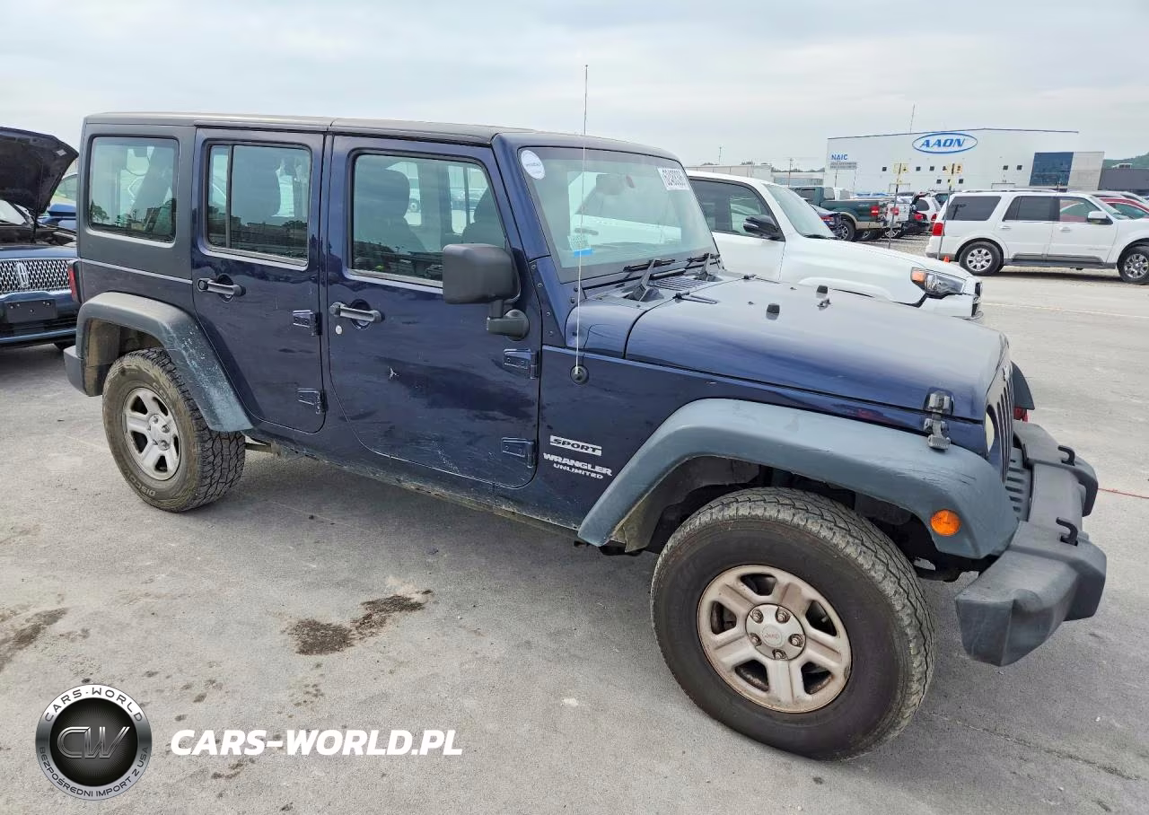2013 Jeep Wrangler Unlimited Sport VIN:1C4BJWKGXDL632737 - 4