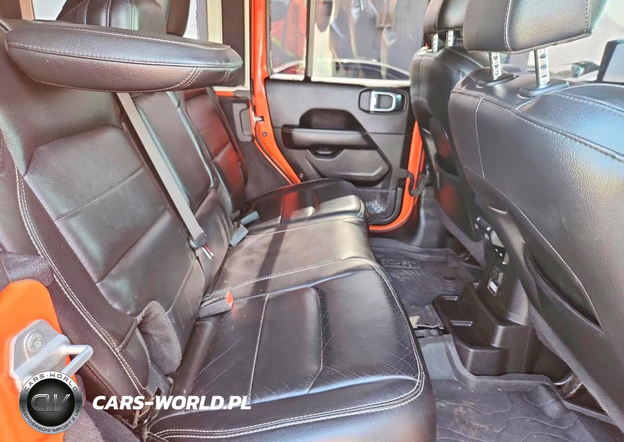 2019 Jeep Wrangler Unlimited Sahara VIN:1C4HJXEG6KW575511 - 10