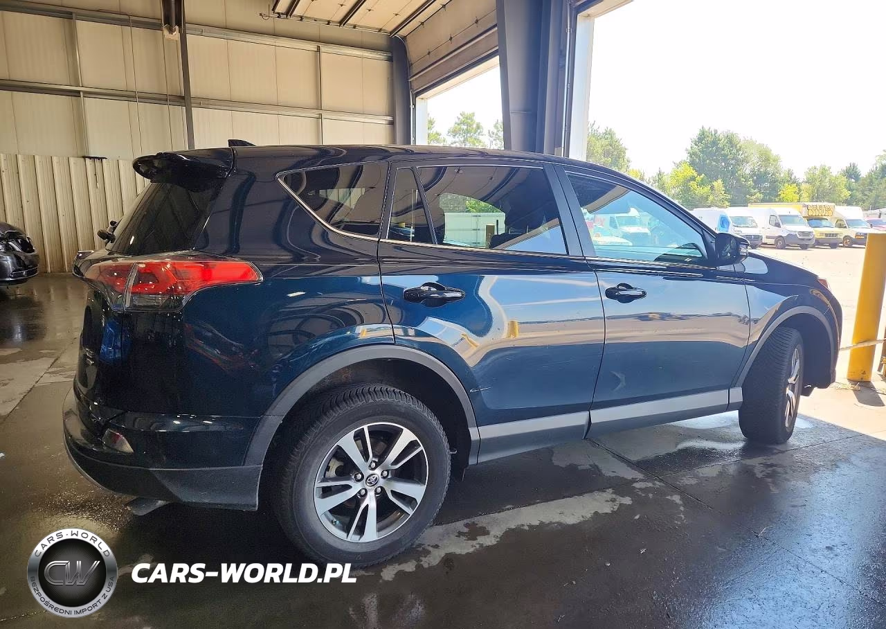 2018 Toyota Rav4 Xle VIN:2T3RFREV6JW815783 - 3