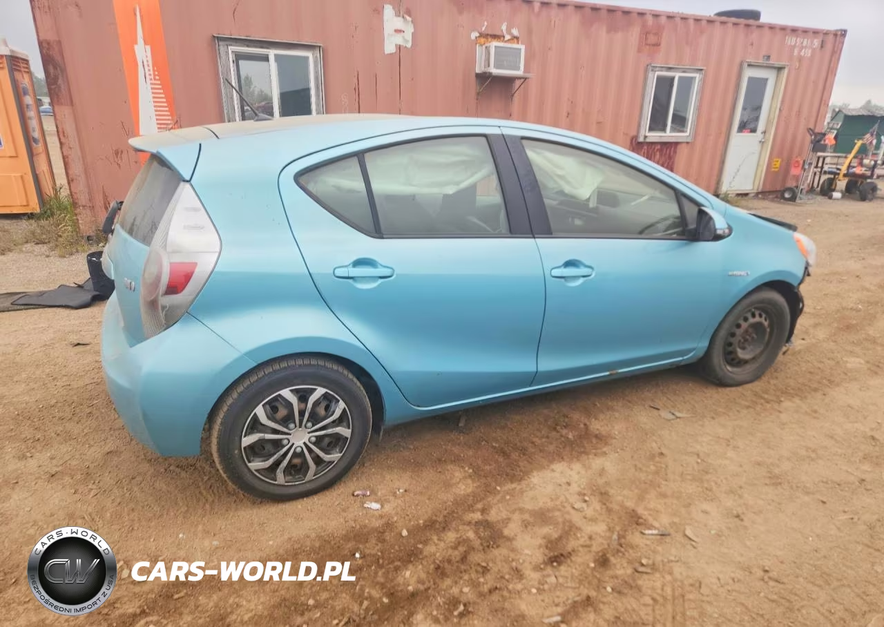 2013 Toyota Prius C One VIN:JTDKDTB34D1037557 - 3