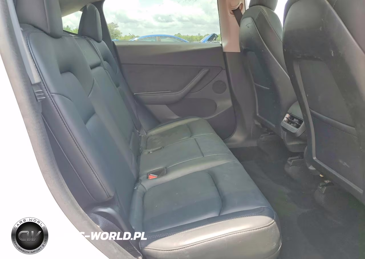 2020 Tesla Model Y VIN:5YJYGDEE4LF048682 - 10