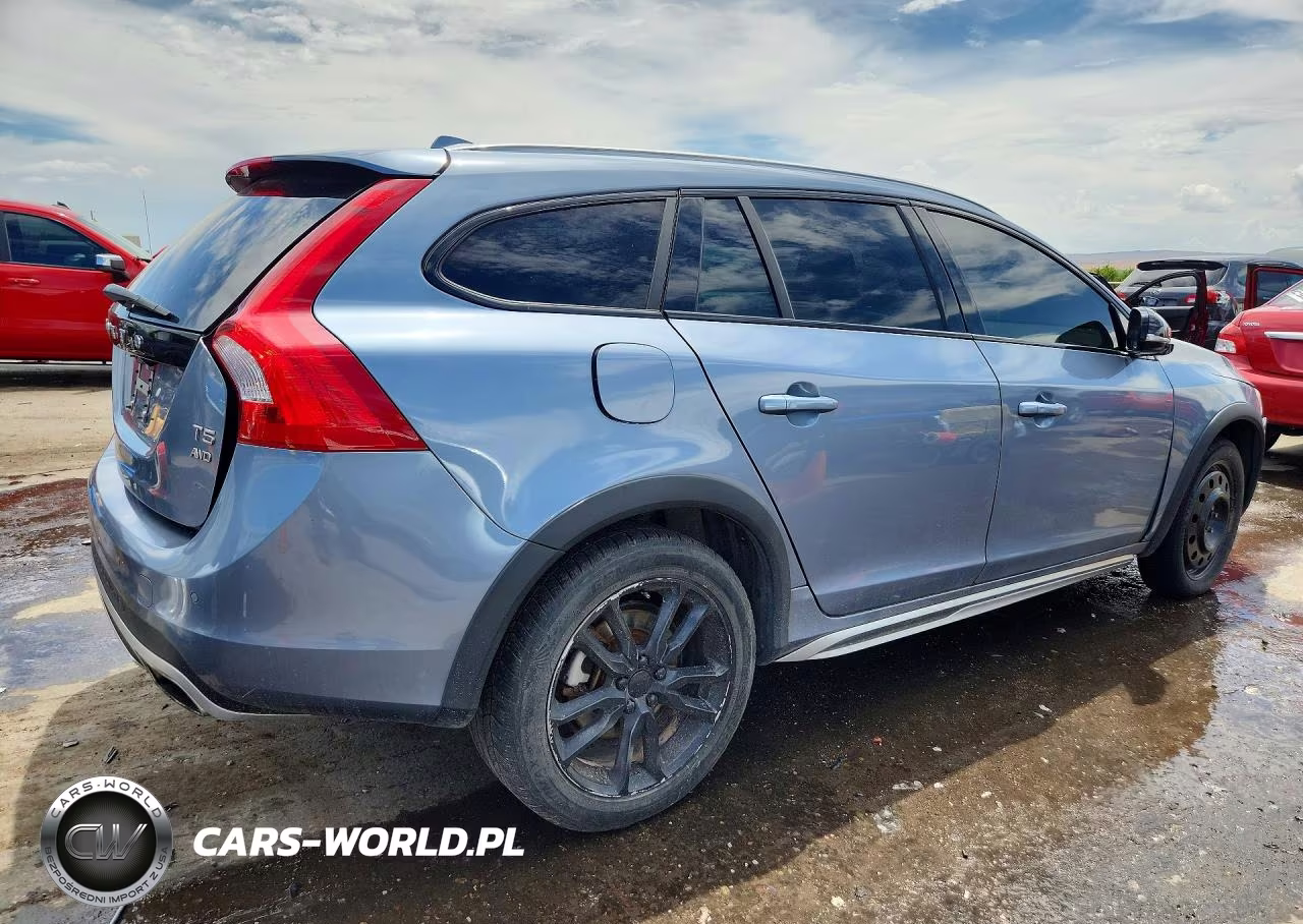 2018 Volvo V60 Cross Country Premier VIN:YV440MWK6J2056352 - 3
