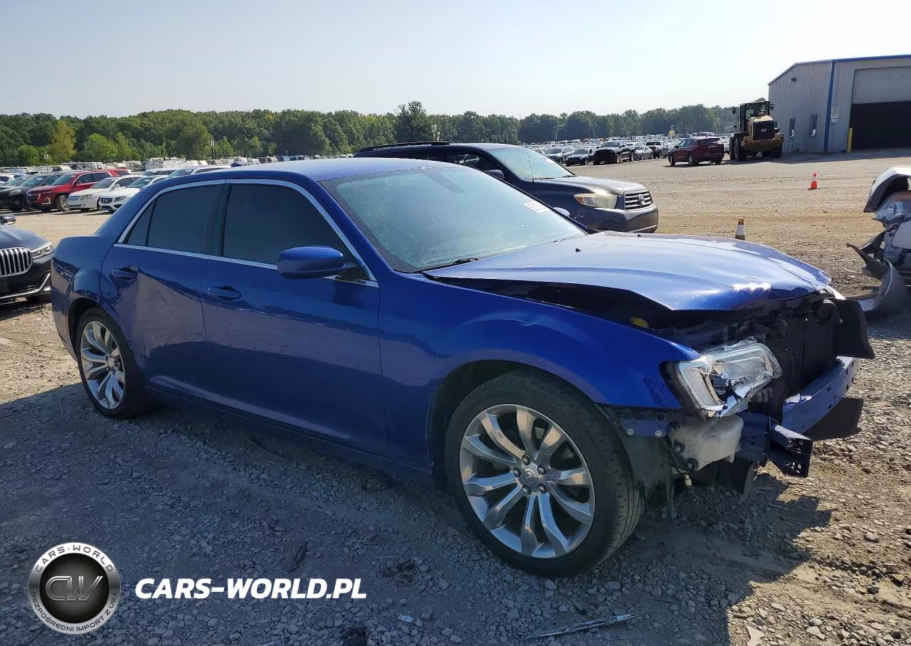 2019 Chrysler 300 Touring VIN:2C3CCAAG6KH564731 - 4
