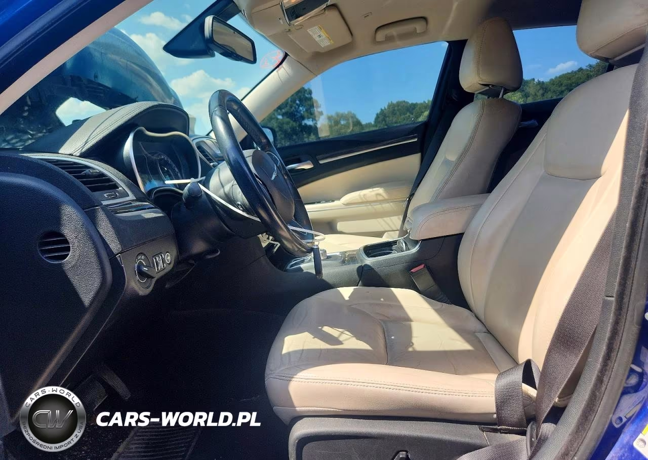 2019 Chrysler 300 Touring VIN:2C3CCAAG6KH564731 - 7