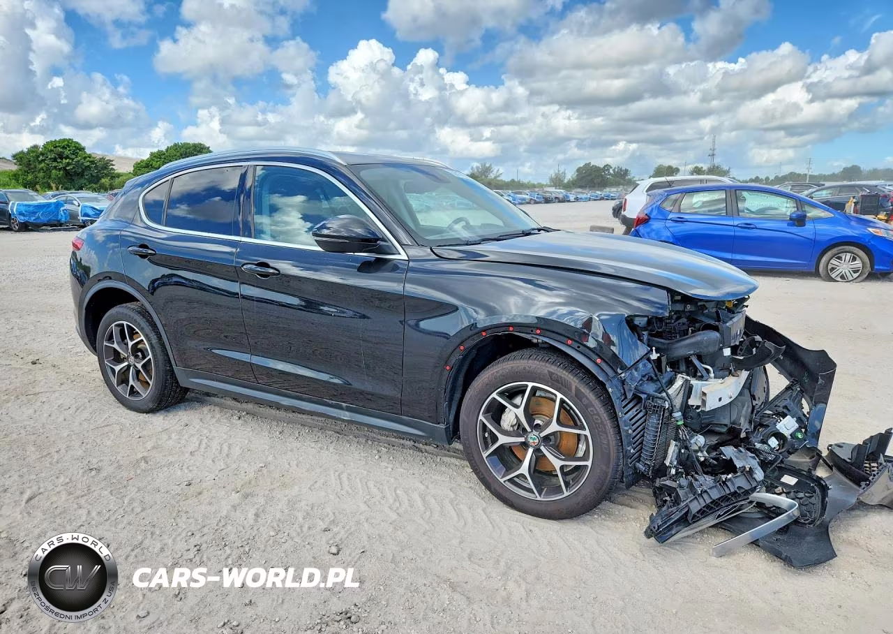 2018 Alfa Romeo Stelvio Ti VIN:ZASFAKBN8J7C24273 - 4