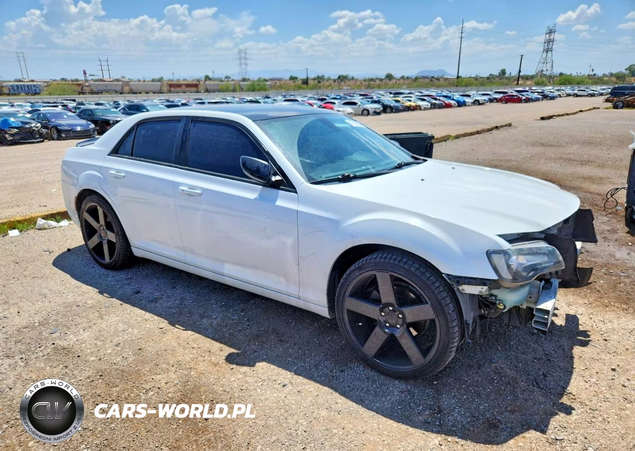 2018 Chrysler 300 Touring VIN:2C3CCAAG3JH302065 - 4