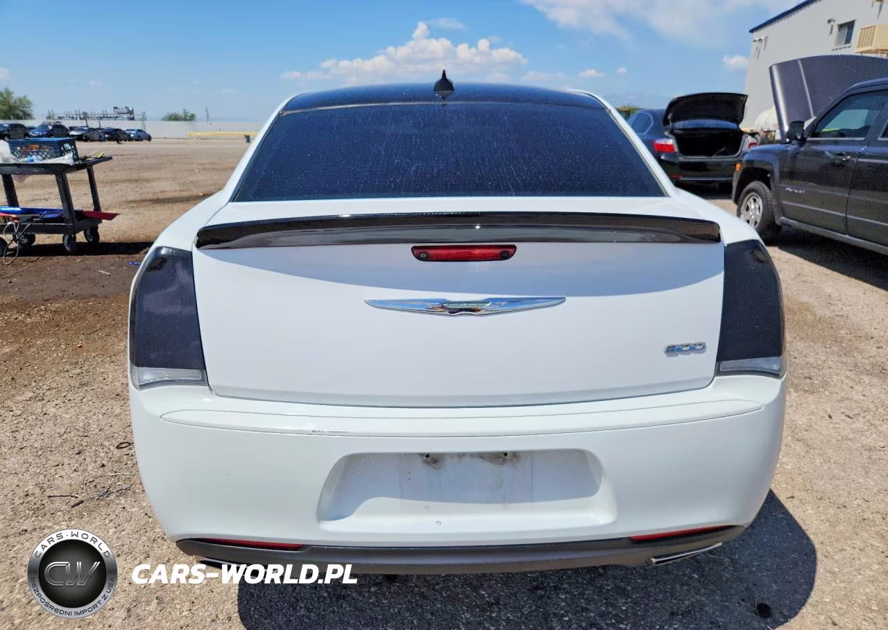 2018 Chrysler 300 Touring VIN:2C3CCAAG3JH302065 - 6