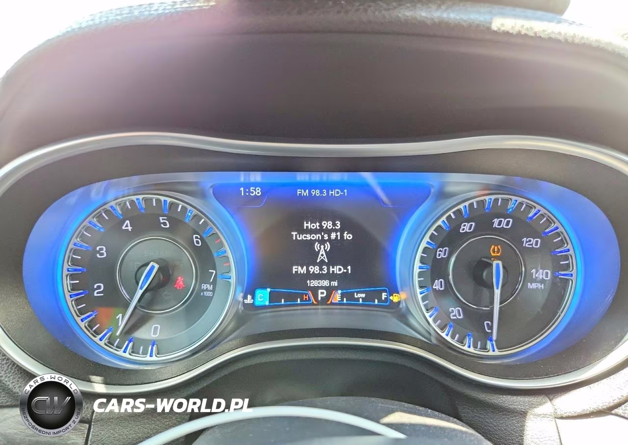 2018 Chrysler 300 Touring VIN:2C3CCAAG3JH302065 - 9