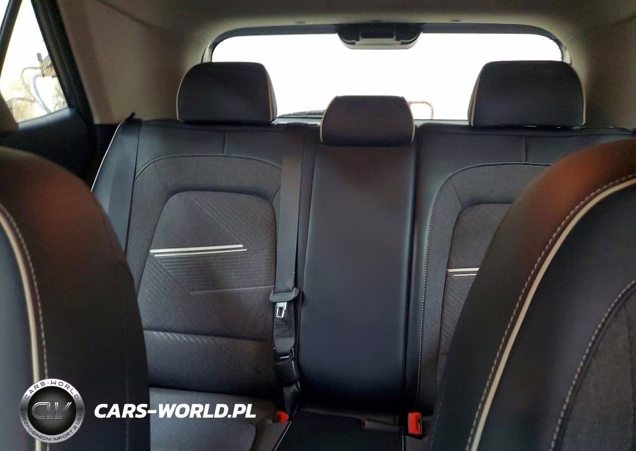 2021 Hyundai Venue Denim VIN:KMHRC8A36MU104704 - 10