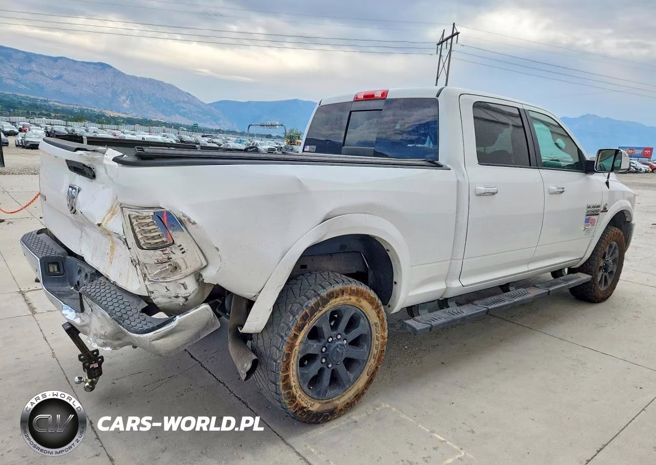 2017 Ram 2500 Laramie VIN:3C6UR5FL6HG702747 - 3
