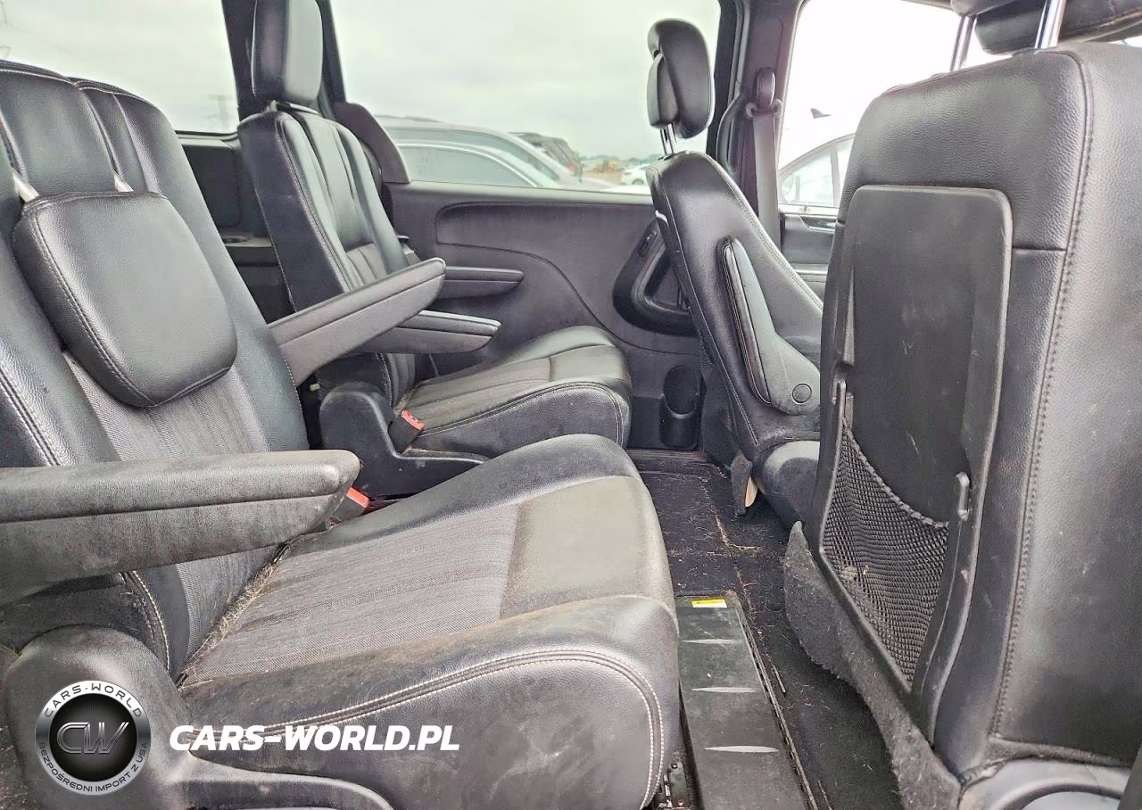 2014 Chrysler Town & Country S VIN:2C4RC1HG2ER199765 - 10