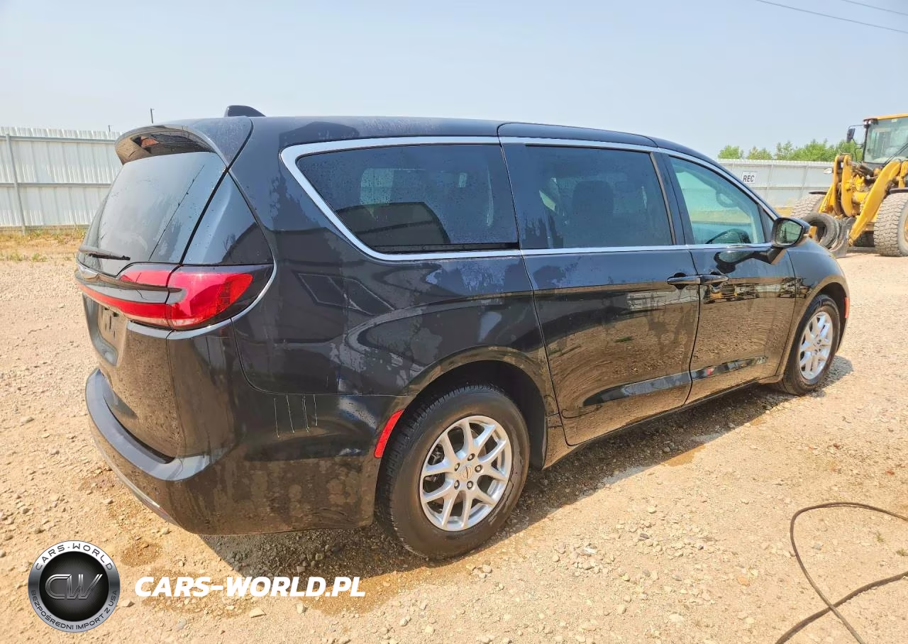 2023 Chrysler Pacifica Touring L VIN:2C4RC1BG9PR627438 - 3