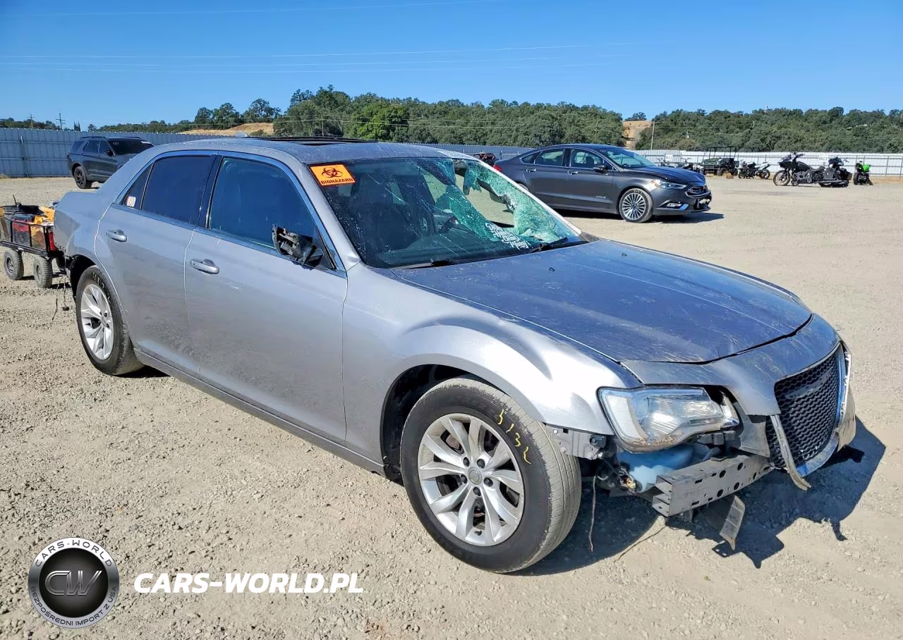2016 Chrysler 300 Limited VIN:2C3CCAAG8GH211818 - 4