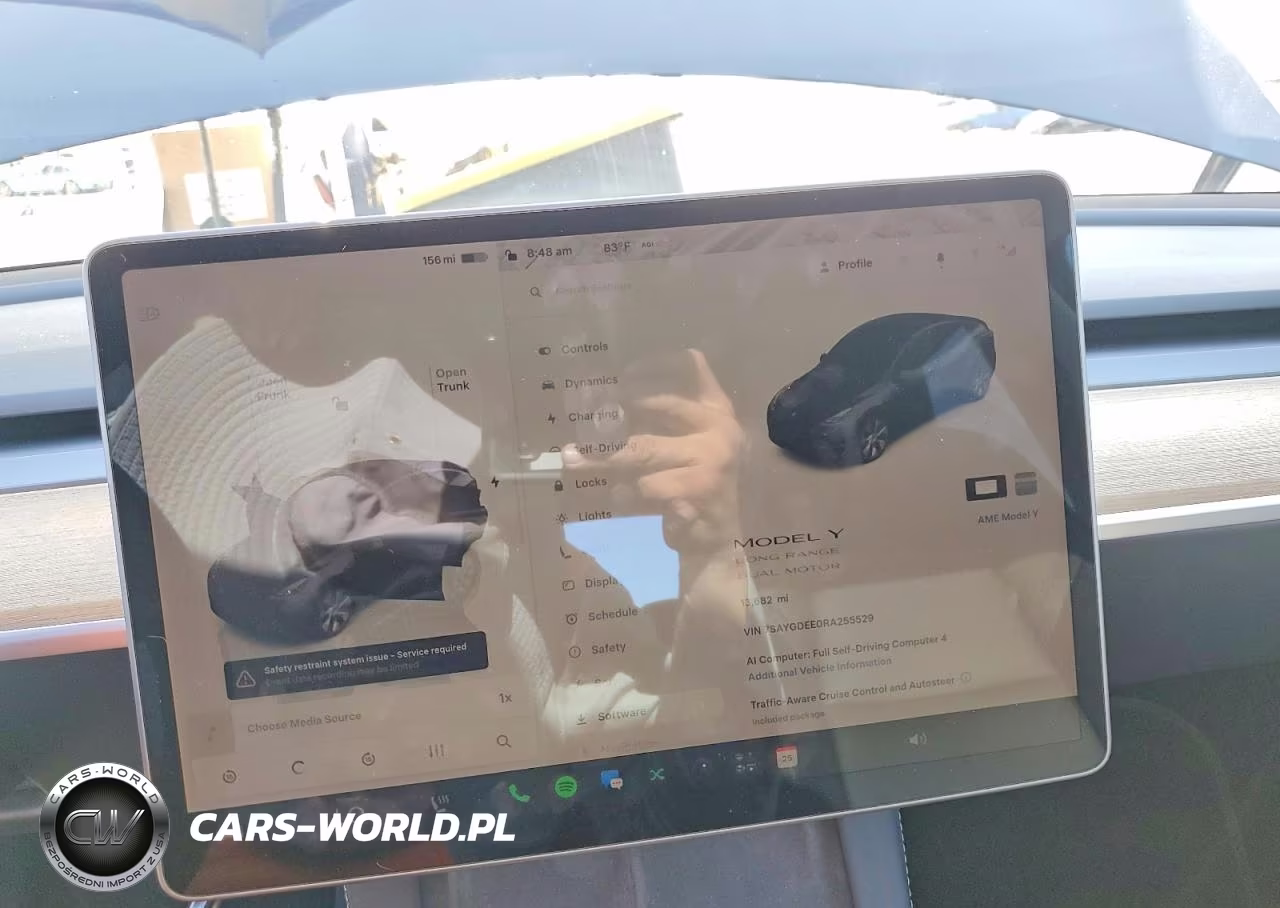 2024 Tesla Model Y VIN:7SAYGDEE0RA255529 - 9