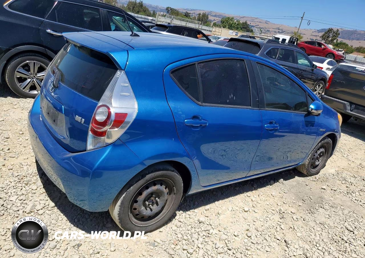 2013 Toyota Prius C One VIN:JTDKDTB3XD1540459 - 3