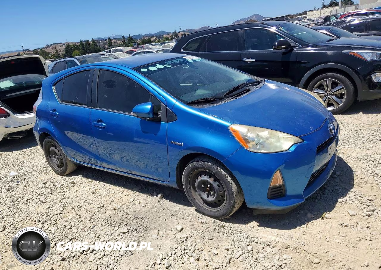 2013 Toyota Prius C One VIN:JTDKDTB3XD1540459 - 4