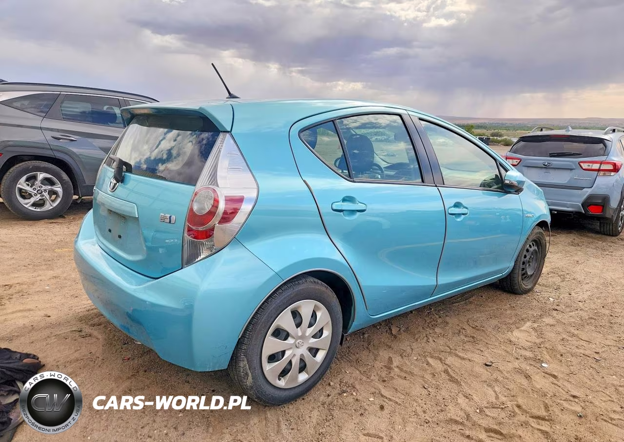 2014 Toyota Prius C Two VIN:JTDKDTB35E1079205 - 3