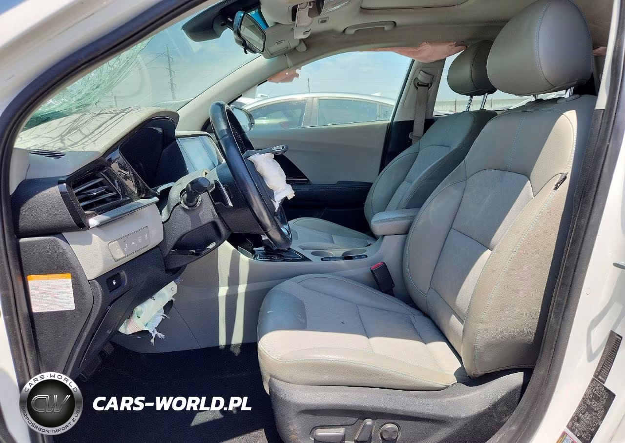 2020 Kia Niro Touring VIN:KNDCC3LC1L5422247 - 7