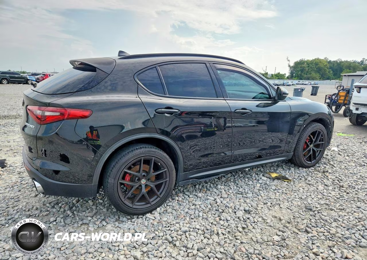 2018 Alfa Romeo Stelvio Ti Sport VIN:ZASFAKNN4J7C00385 - 3