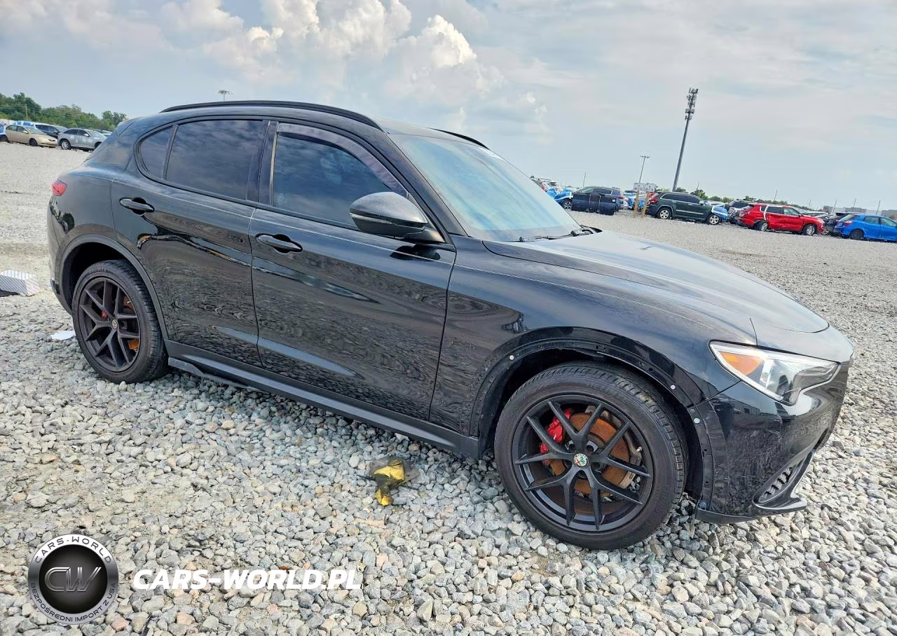 2018 Alfa Romeo Stelvio Ti Sport VIN:ZASFAKNN4J7C00385 - 4