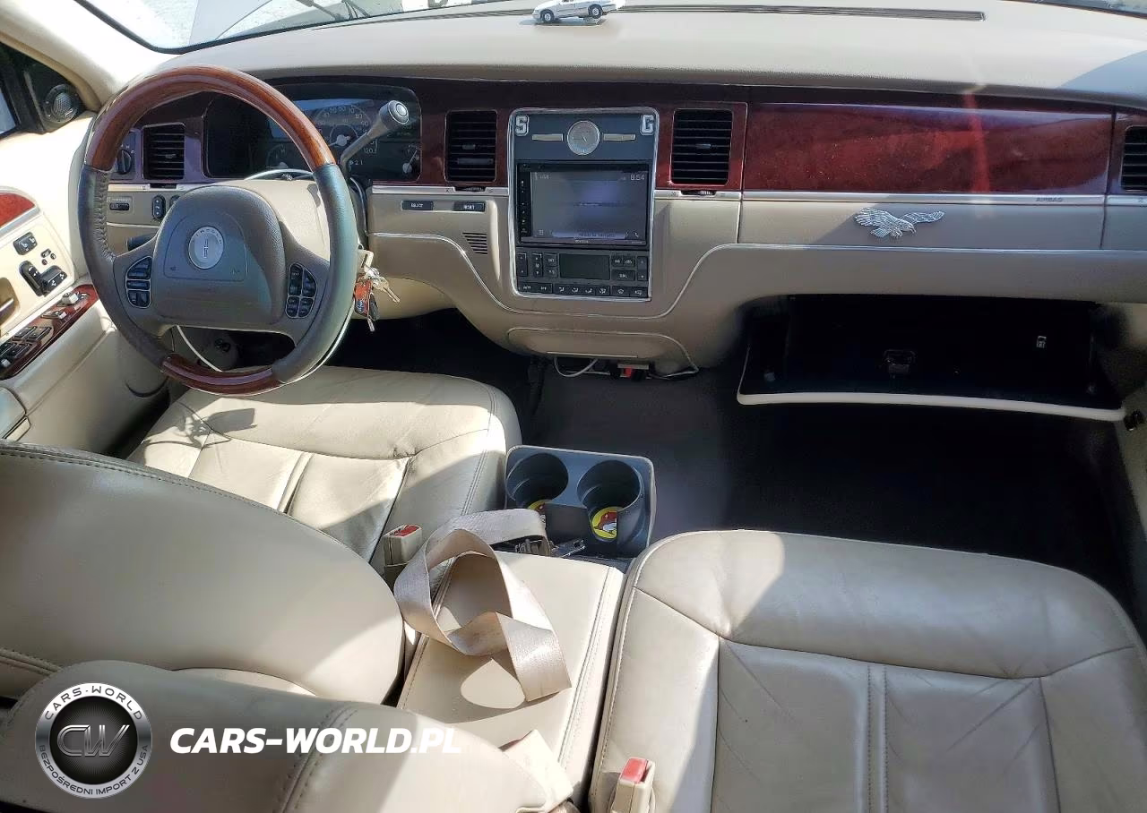 2003 Lincoln Town Car Cartier VIN:1LNHM83W13Y621271 - 8
