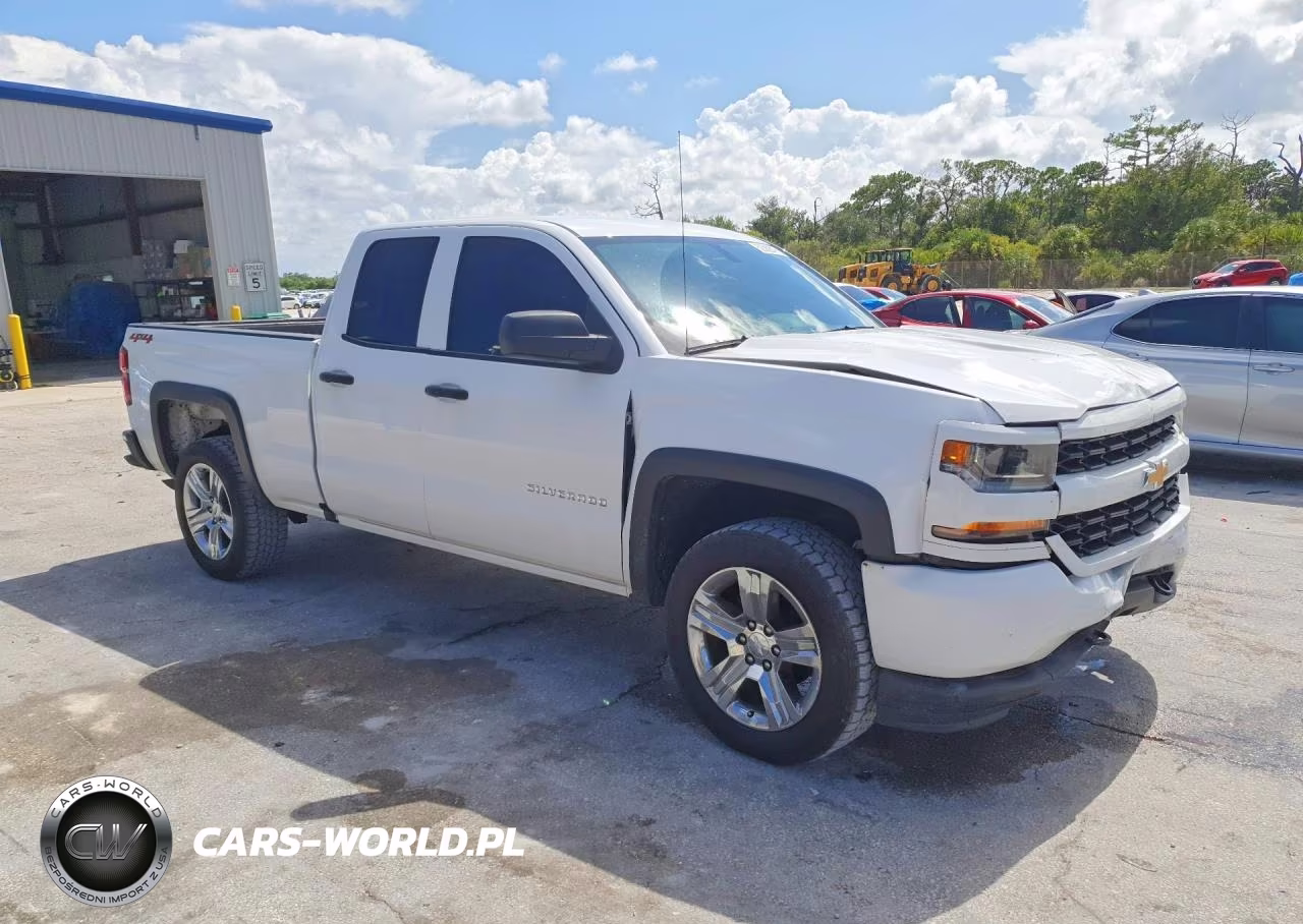 2018 Chevrolet Silverado K1500 Custom VIN:1GCVKPEH8JZ206736 - 4
