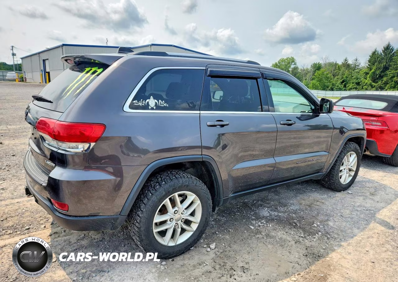 2017 Jeep Grand Cherokee Laredo VIN:1C4RJFAGXHC963582 - 3