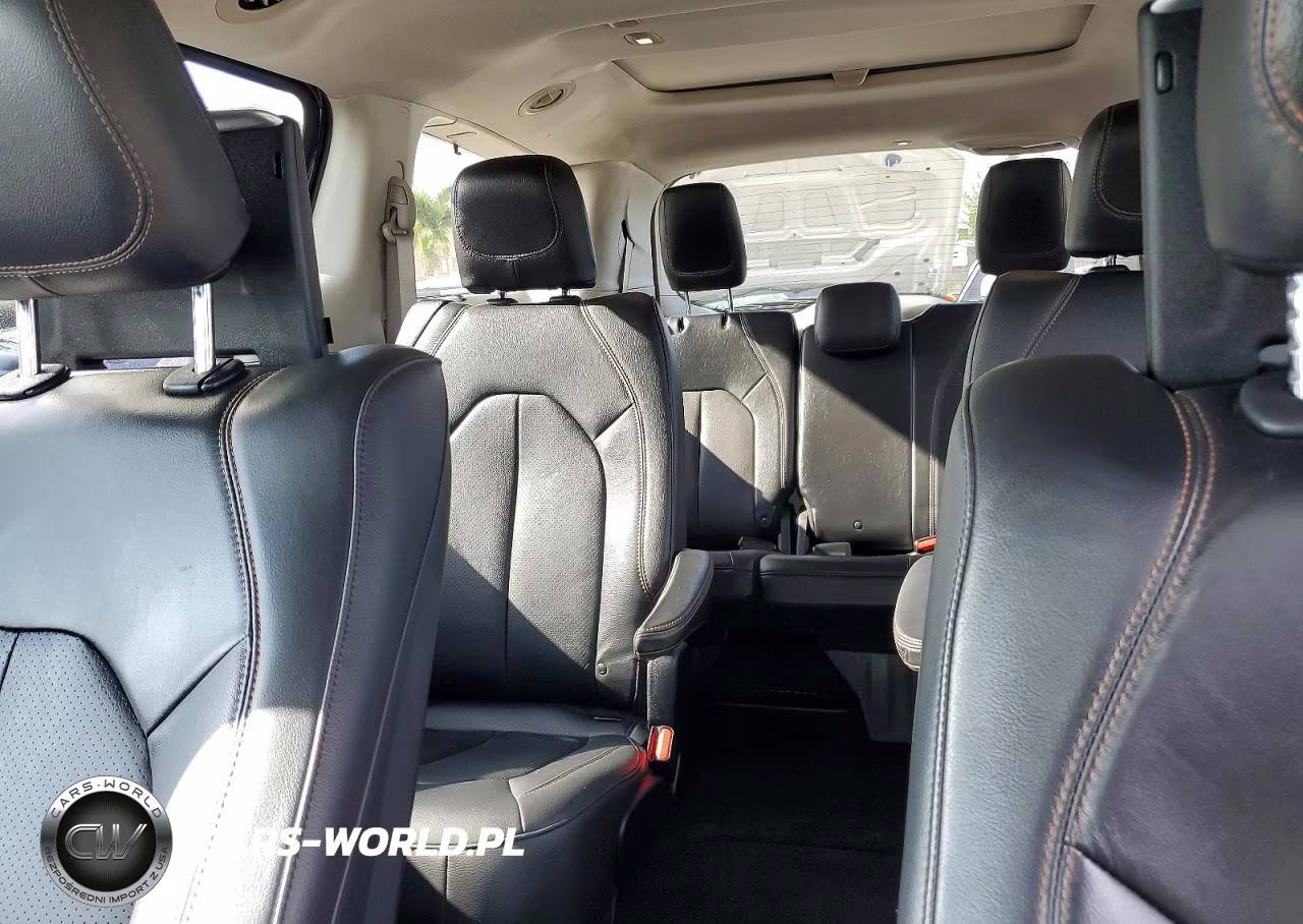 2018 Chrysler Pacifica Touring L Plus VIN:2C4RC1EG5JR106204 - 10