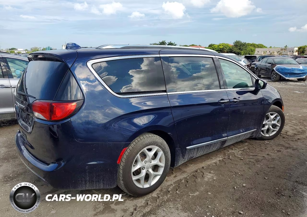 2018 Chrysler Pacifica Touring L Plus VIN:2C4RC1EG5JR106204 - 3